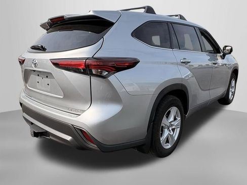 Used 2024 Toyota Highlander LE AWD/4WD image 8