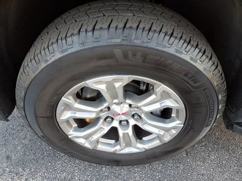 Used 2022 GMC Yukon XL SLE w/ Gmc Pro Safety Plus Package AWD/4WD image 13