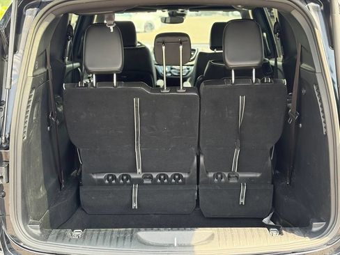 Certified 2025 Chrysler Pacifica Limited FWD image 9
