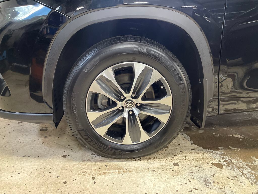 Used 2023 Toyota Highlander XLE AWD/4WD image 10
