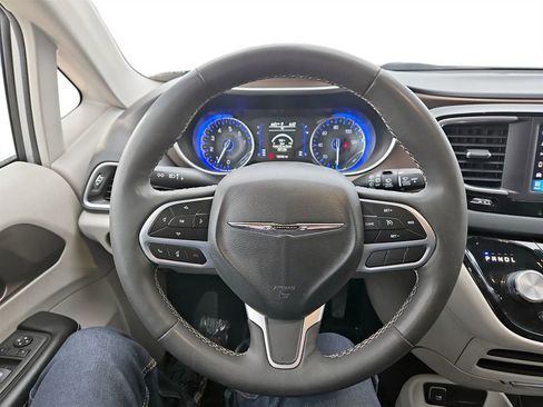 Used 2023 Chrysler Voyager LX image 14