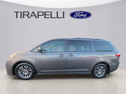 Used 2020 Toyota Sienna Limited image 3