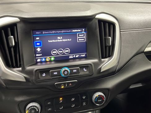 Used 2024 GMC Terrain SLE FWD image 8