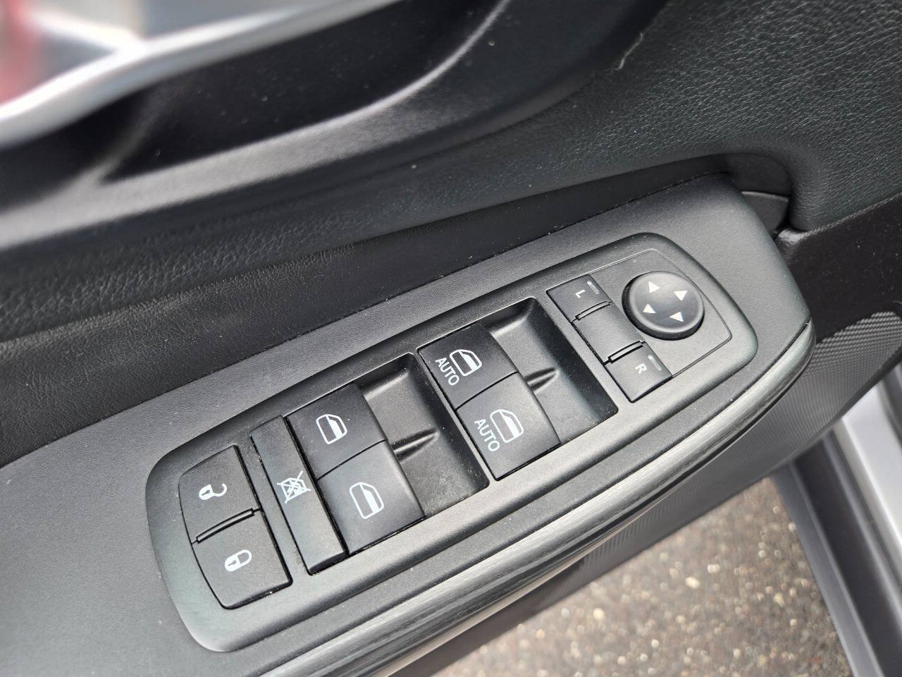 Used 2015 Jeep Cherokee Limited w/ Technology Group AWD/4WD image 16