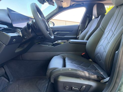 Used 2025 BMW 530i xDrive w/ Premium Package AWD/4WD image 5
