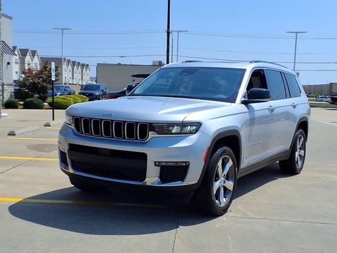 Used 2022 Jeep Grand Cherokee L Limited AWD/4WD image 2