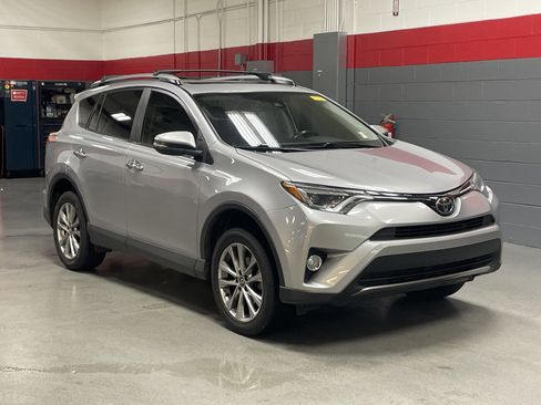 Used 2018 Toyota RAV4 Limited FWD image 2