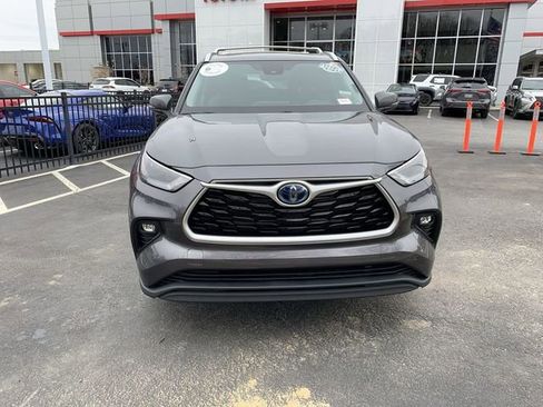 Used 2022 Toyota Highlander XLE image 3