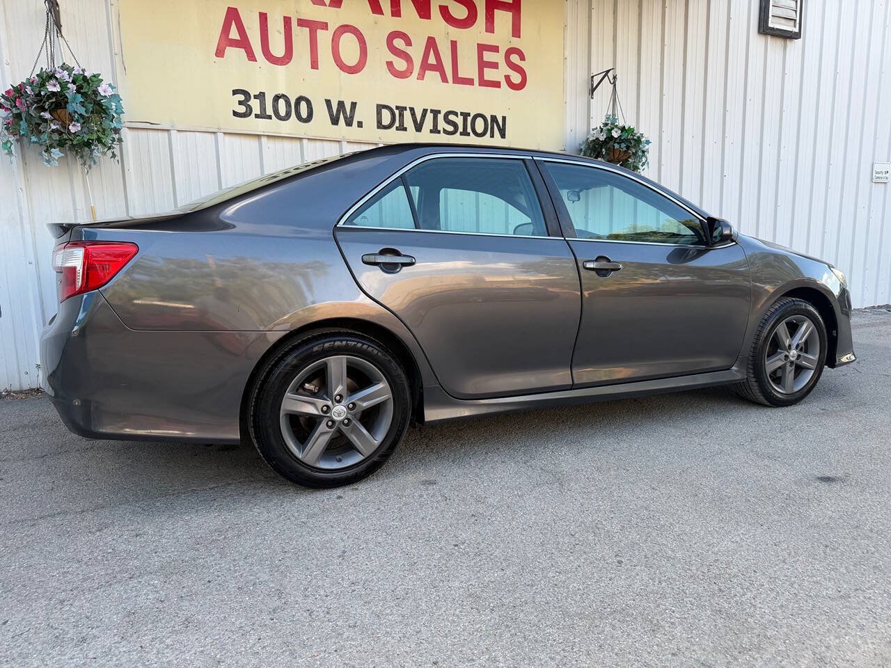 Used 2013 Toyota Camry SE FWD image 3