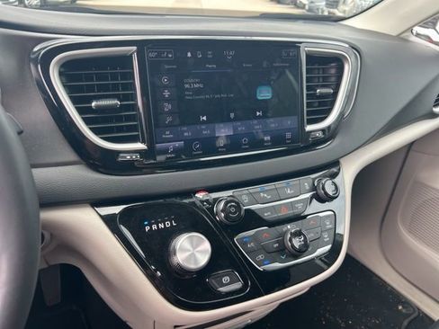 Used 2024 Chrysler Pacifica Touring-L image 12