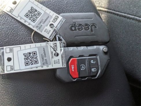 Used 2024 Jeep Gladiator Rubicon w/ Technology Group image 37
