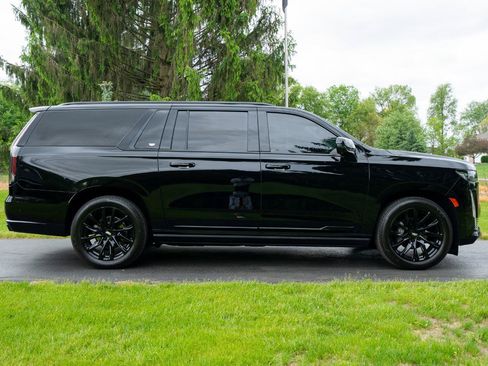 Used 2023 Cadillac Escalade ESV Sport Platinum AWD/4WD image 2