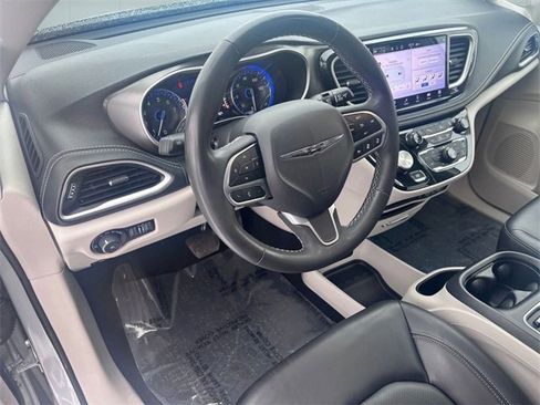Certified 2023 Chrysler Pacifica Touring-L image 9