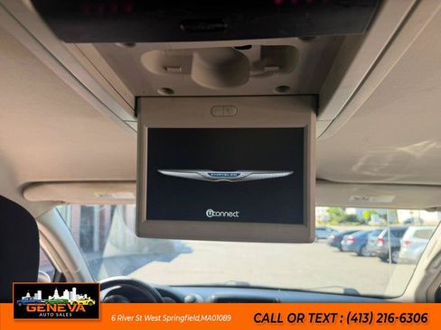 Used 2013 Chrysler Town & Country Touring FWD image 13