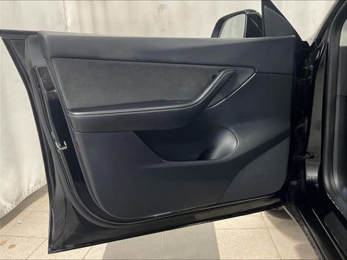 Used 2022 Tesla Model Y Long Range image 9