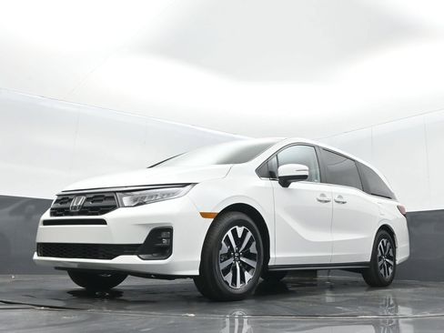 Certified 2026 Honda Odyssey EX-L image 13