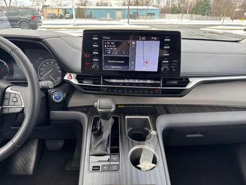Used 2024 Toyota Sienna Limited image 23
