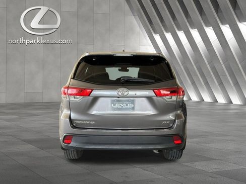 Used 2019 Toyota Highlander XLE FWD image 28