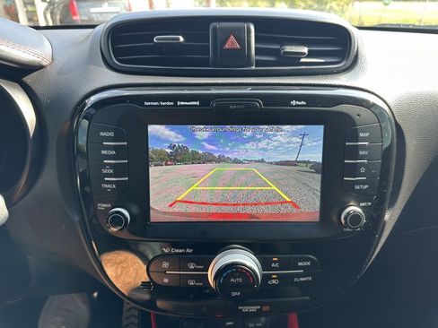 Used 2019 Kia Soul + image 11