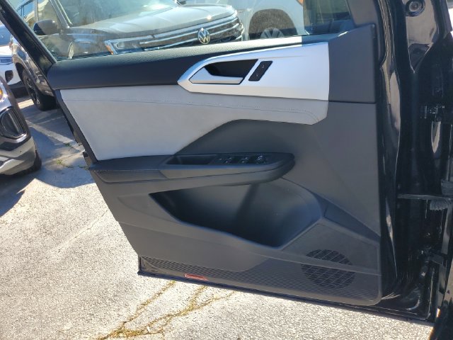 Certified 2025 Volkswagen Taos SE w/ Panoramic Sunroof Package FWD image 36