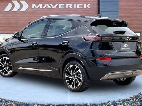Used 2022 Chevrolet Bolt EUV Premier w/ Sun & Sound Package FWD image 4
