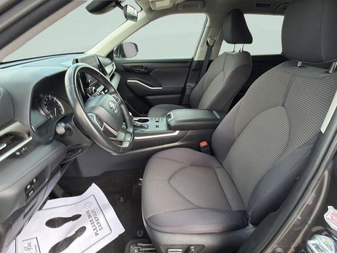 Used 2024 Toyota Highlander LE FWD image 18