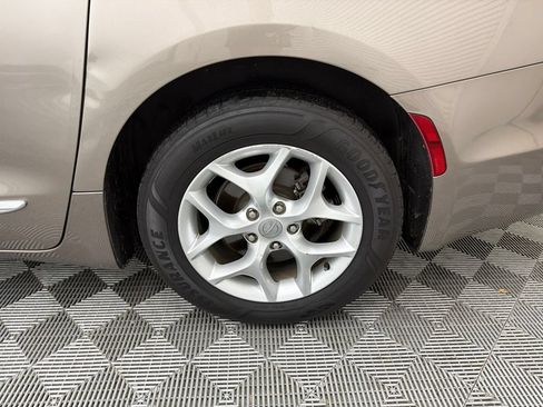 Used 2017 Chrysler Pacifica Touring-L Plus w/ Advanced Safetytec Group FWD image 19