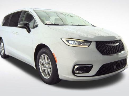 Used 2024 Chrysler Pacifica Touring-L image 3