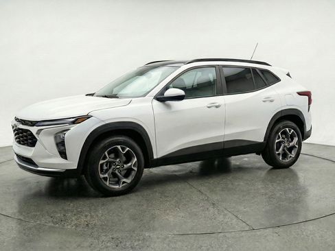 Used 2025 Chevrolet Trax LT FWD image 3