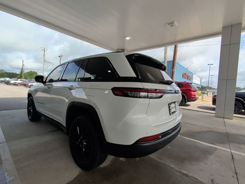 Used 2025 Jeep Grand Cherokee Altitude RWD image 10