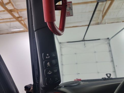 Used 2018 Jeep Wrangler Unlimited Rubicon w/ Connectivity Group image 21