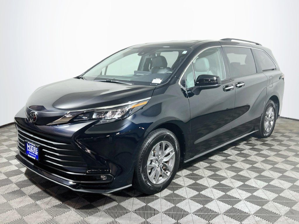 Certified 2026 Toyota Sienna XLE FWD image 3