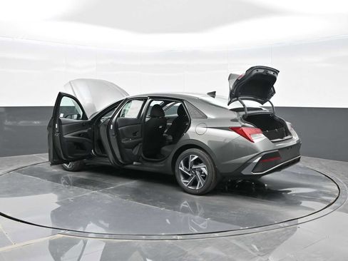 Used 2025 Hyundai Elantra SEL FWD image 42