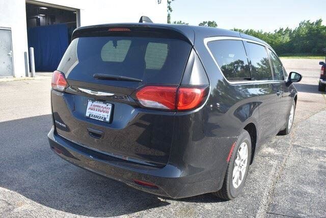 Used 2024 Chrysler Voyager LX FWD image 8