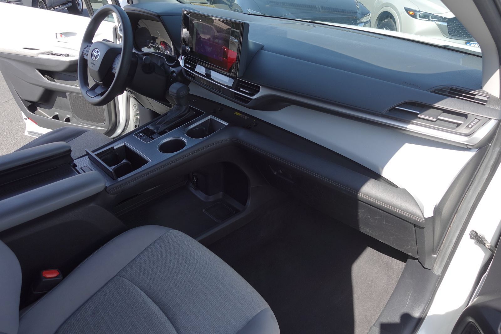 Used 2025 Toyota Sienna LE FWD image 11