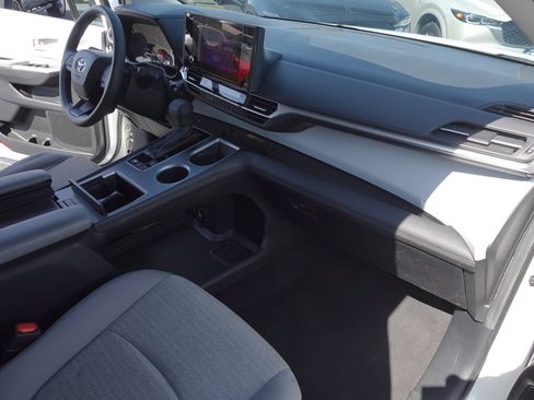 Used 2025 Toyota Sienna LE FWD image 11