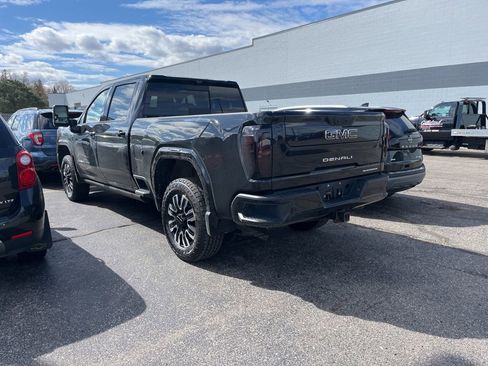 Used 2021 GMC Sierra 2500 Denali w/ Denali Black Diamond Edition AWD/4WD image 2