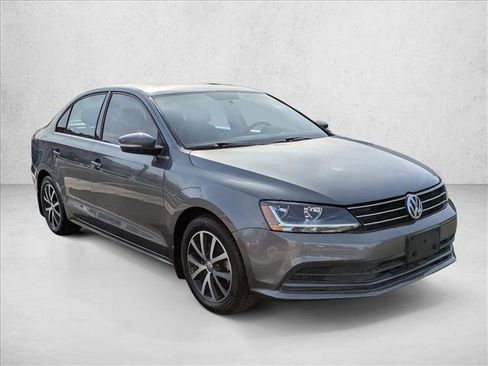 Used 2017 Volkswagen Jetta SE image 3