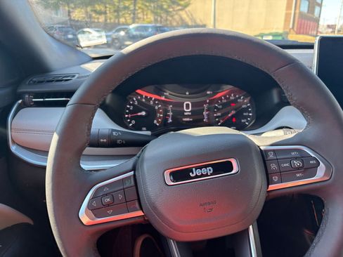 Used 2025 Jeep Compass Limited image 33