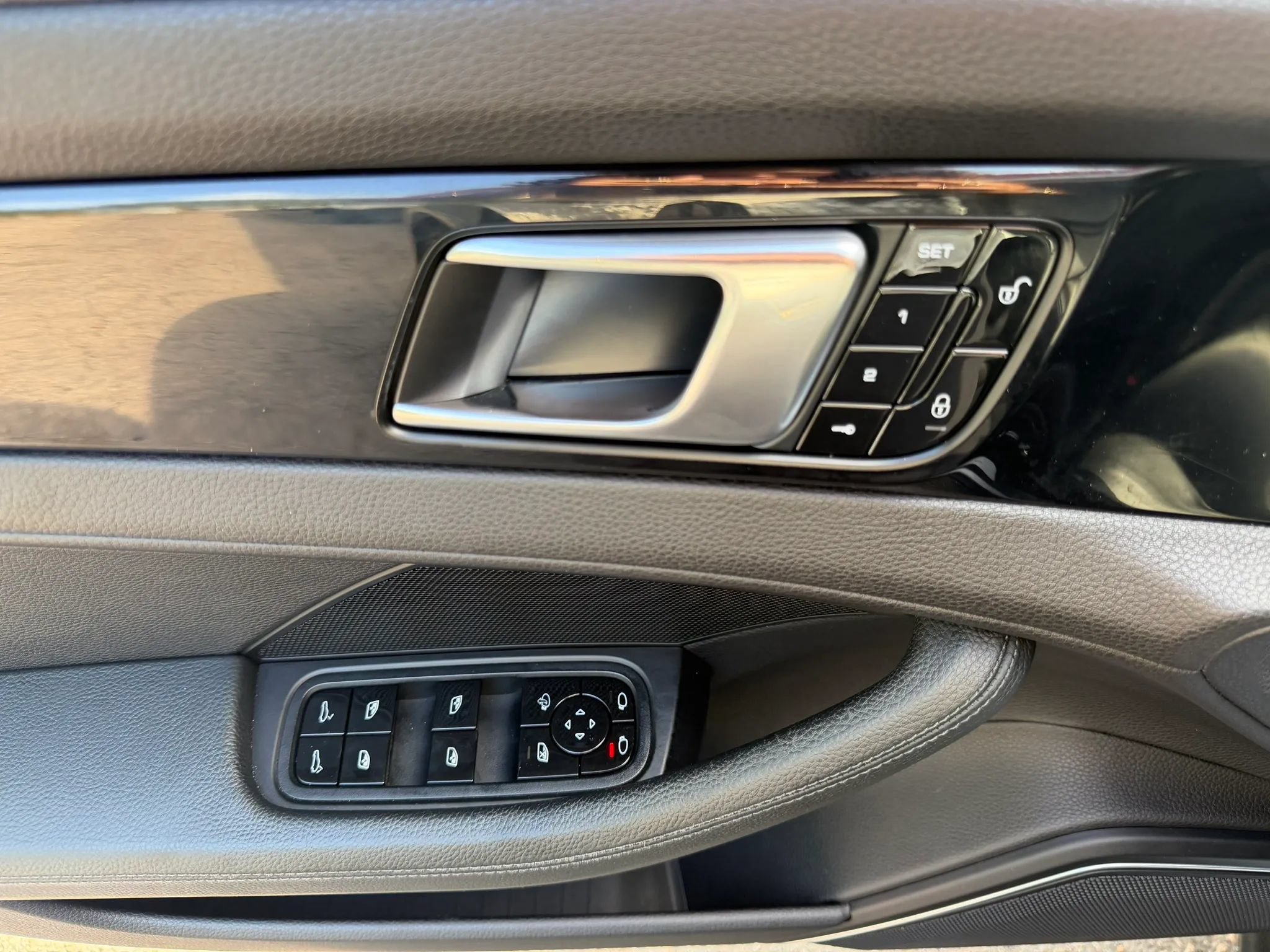 Used 2018 Porsche Panamera 4 AWD/4WD image 27
