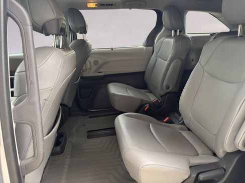Used 2023 Toyota Sienna XLE FWD image 13