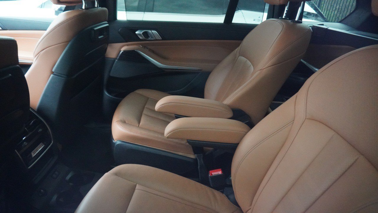 Used 2022 BMW X7 xDrive40i w/ M Sport Package AWD/4WD image 12