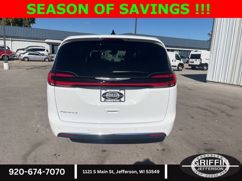 Used 2025 Chrysler Pacifica Select image 4