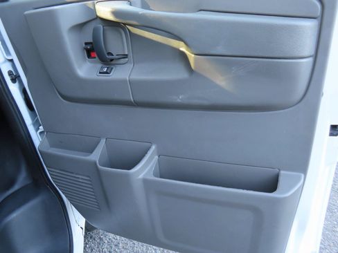 Used 2015 Chevrolet Express 2500 RWD image 12