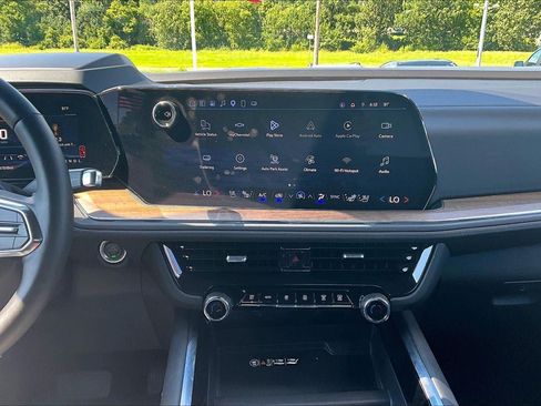 Used 2025 Chevrolet Suburban High Country AWD/4WD image 6