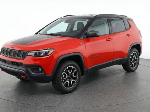 Used 2025 Jeep Compass Trailhawk image 3