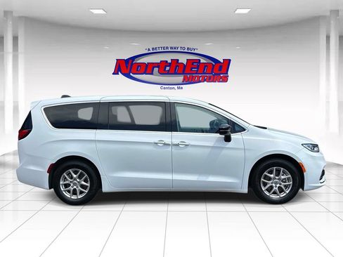 Used 2024 Chrysler Pacifica Touring-L FWD image 8