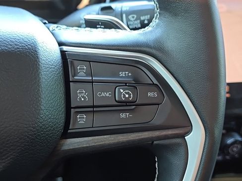 Used 2022 Jeep Grand Cherokee Limited image 23