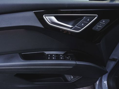 Used 2024 Audi Q4 e-tron Premium Plus image 10