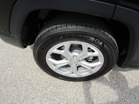 Used 2024 Jeep Compass Latitude AWD/4WD image 11